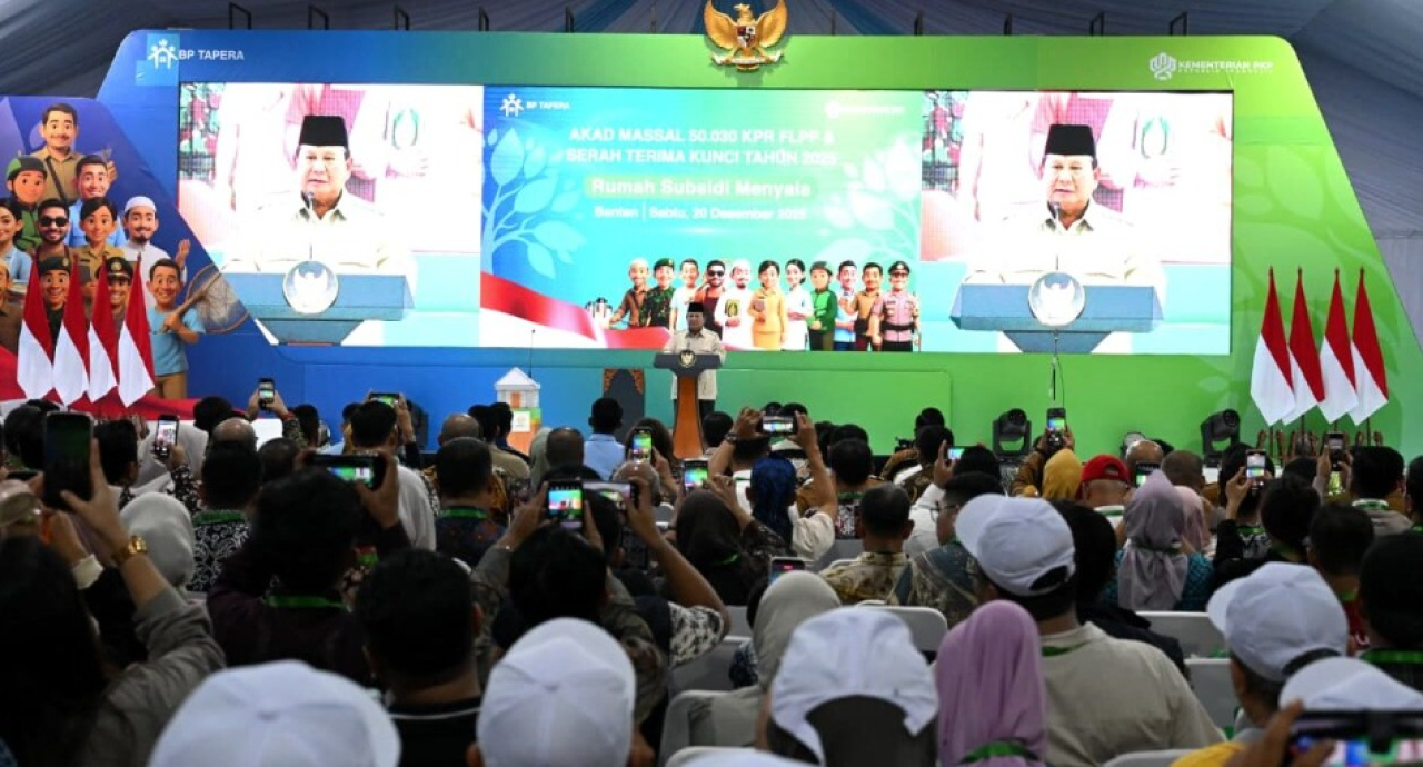 Presiden Prabowo Subianto menyampaikan sambutan pada acara Akad Massal 50.030 Unit KPR Sejahtera FLPP dan Serah Terima Kunci Tahun 2025 yang digelar di Perumahan Pondok Banten Indah, Kota Serang, Provinsi Banten, Sabtu, 20 Desember 2025. Foto: BPMI Setpre