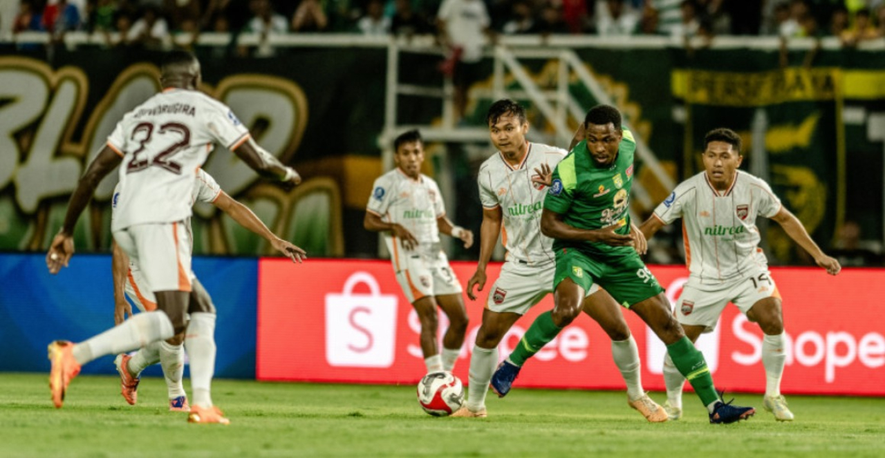 Diego Mauricio mendapat pengawalan ketat dari pemain Borneo FC, Komang Teguh. (Persebaya)