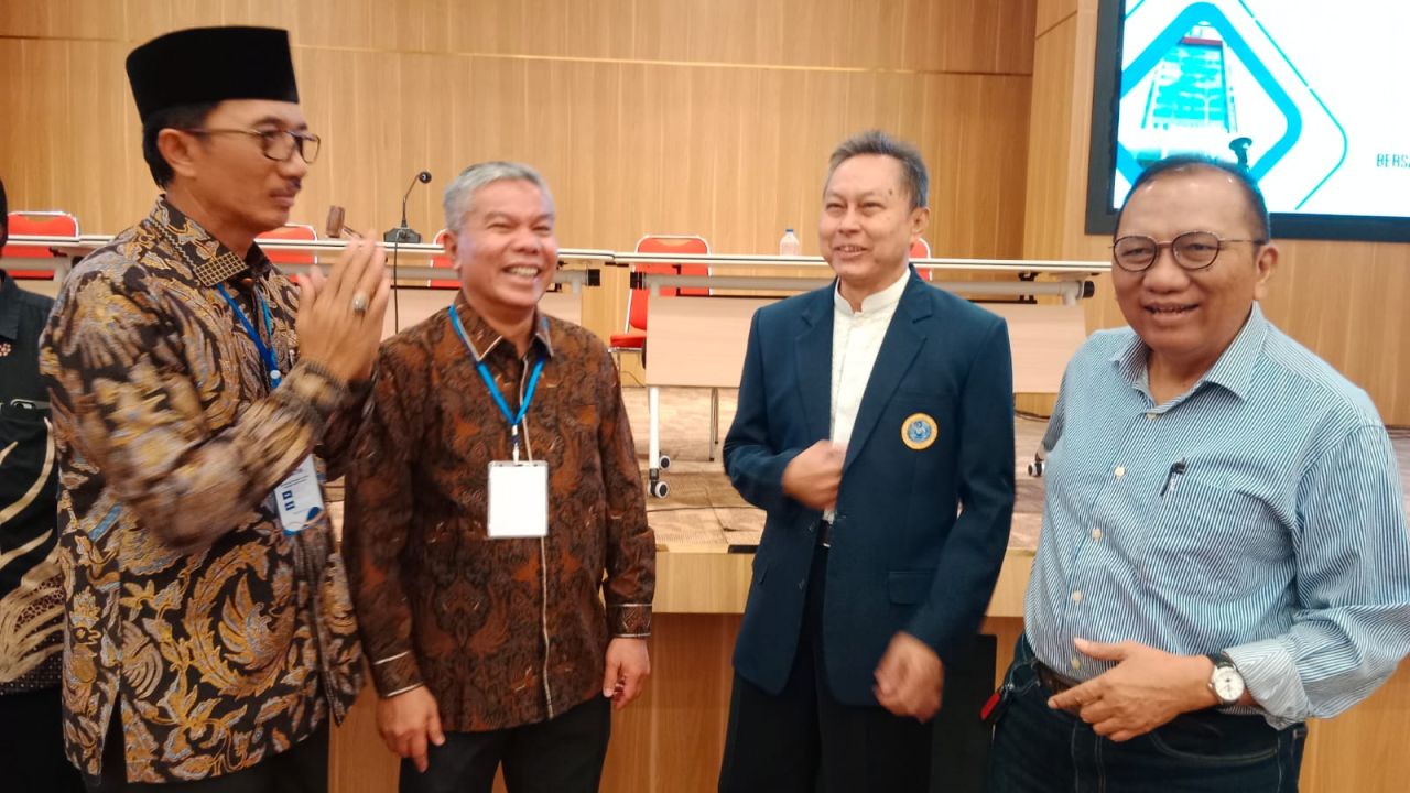ketua IKA FH UNAIR Syaiful Ma'arif berbincang dengan Andi Rahmean Pohan, Prof Bambang Sektiari dan Akmal Budianto seusai musyawarah Komisariat FH Unair, Minggu (28/12)
