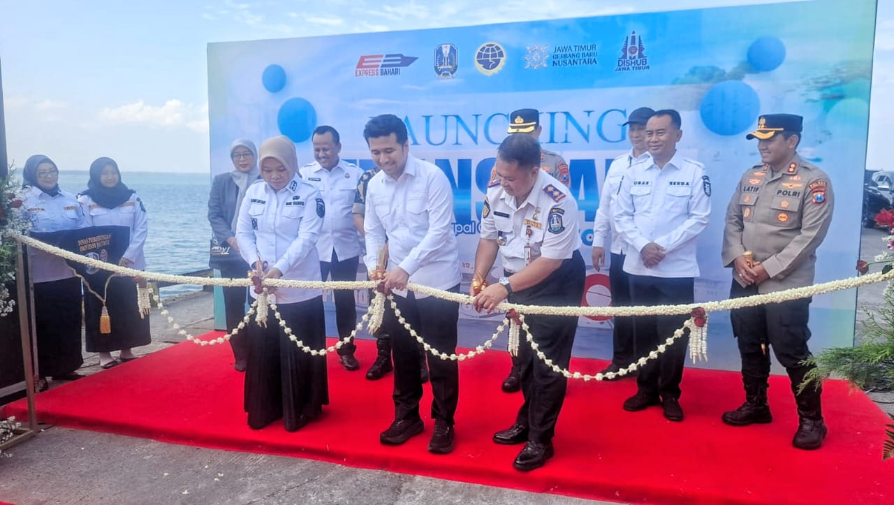 Wakil Gubernur Jawa Timur Emil Elestianto Dardak didampingi Kepala Dinas Perhubungan Provinsi Jawa Timur, Nyono saat meresmikan secara langsung operasional Kapal Cepat Trans Laut Jatim di Pelabuhan Probolinggo.