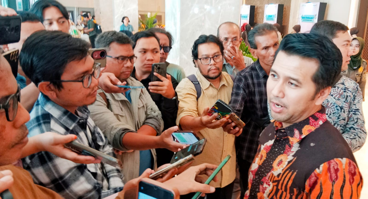 Wakil Gubernur Jawa Timur Emil Elestianto Dardak sat memberikan keterangan kepada aqak media