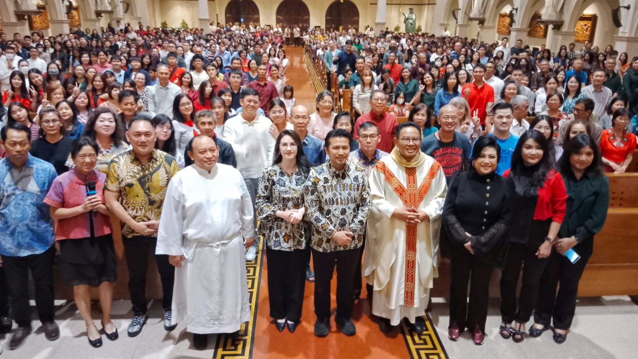 Wakil Gubernur Jawa Timur Emil Elestianto Dardak aaat hadir pada natal di Gereja Katolik Paroki Santo Yakobus, kawasan CitraLand, Surabaya Barat, Rabu (24/12).