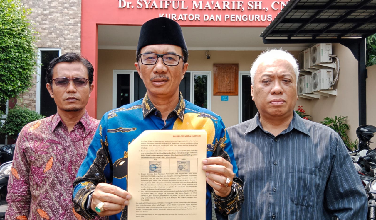 Kuasa hukum Perkumpulan Abdi Negara Jawa Timur, Syaiful Ma’arif saat menunjukan bukti baru