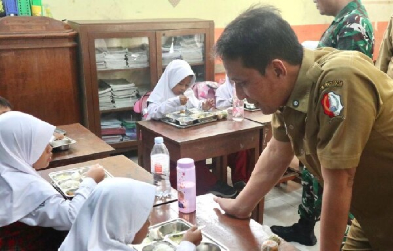 Bupati Bojonegoro Setyo Wahono saat meninjau MBG di salah satu sekolah di Bojonegoro /foto dok