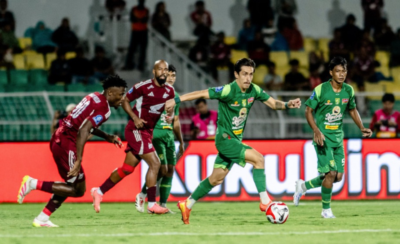Francisco Rivera saat mencoba mengalirkan bola ke lini serang. (Persebaya)