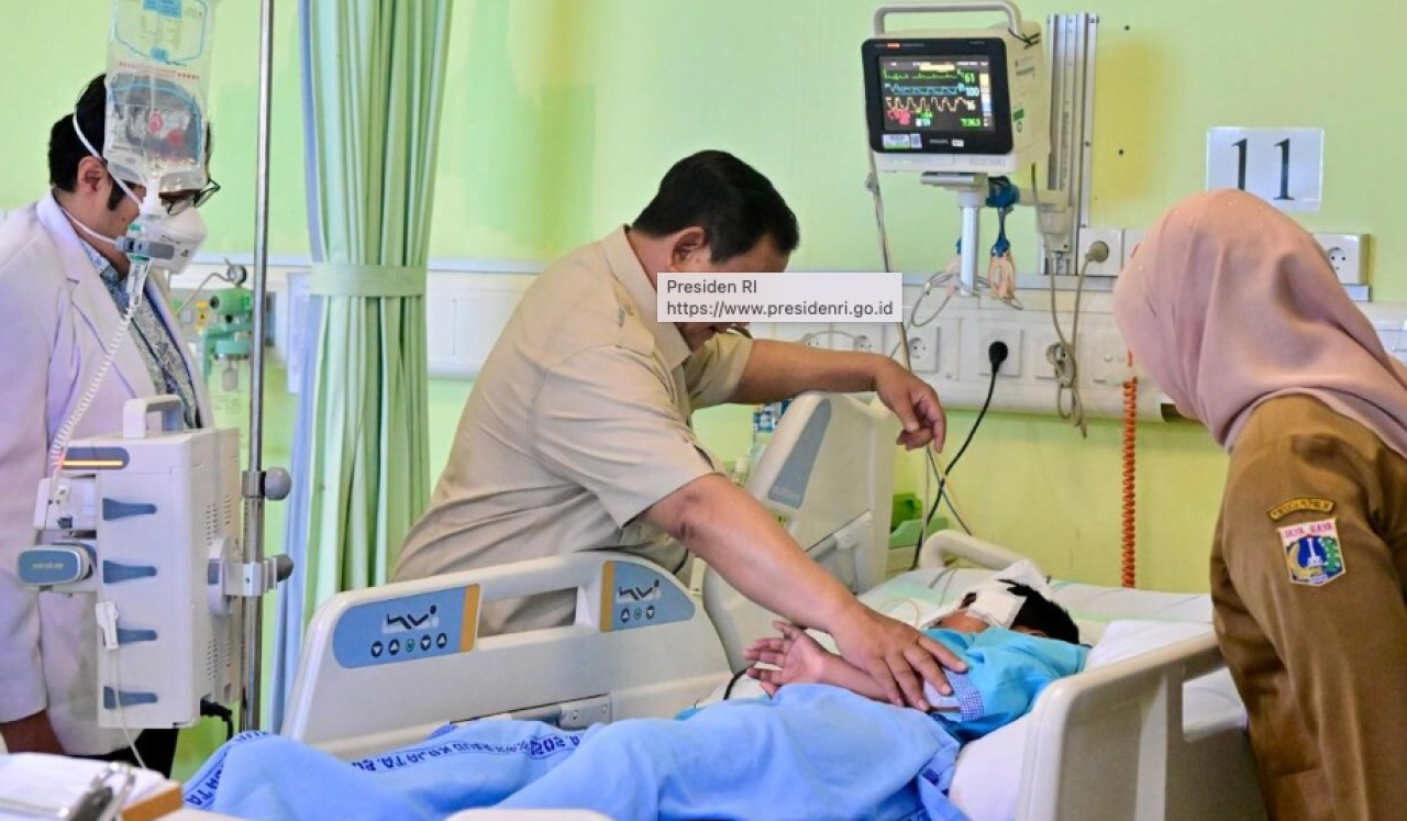 Presiden Prabowo Subianto mengunjungi para korban kecelakaan mobil pengangkut makanan yang dirawat di Rumah Sehat untuk Jakarta RSUD Koja, pada Selasa, 16 Desember 2025. Foto: BPMI Setpres/Rusman