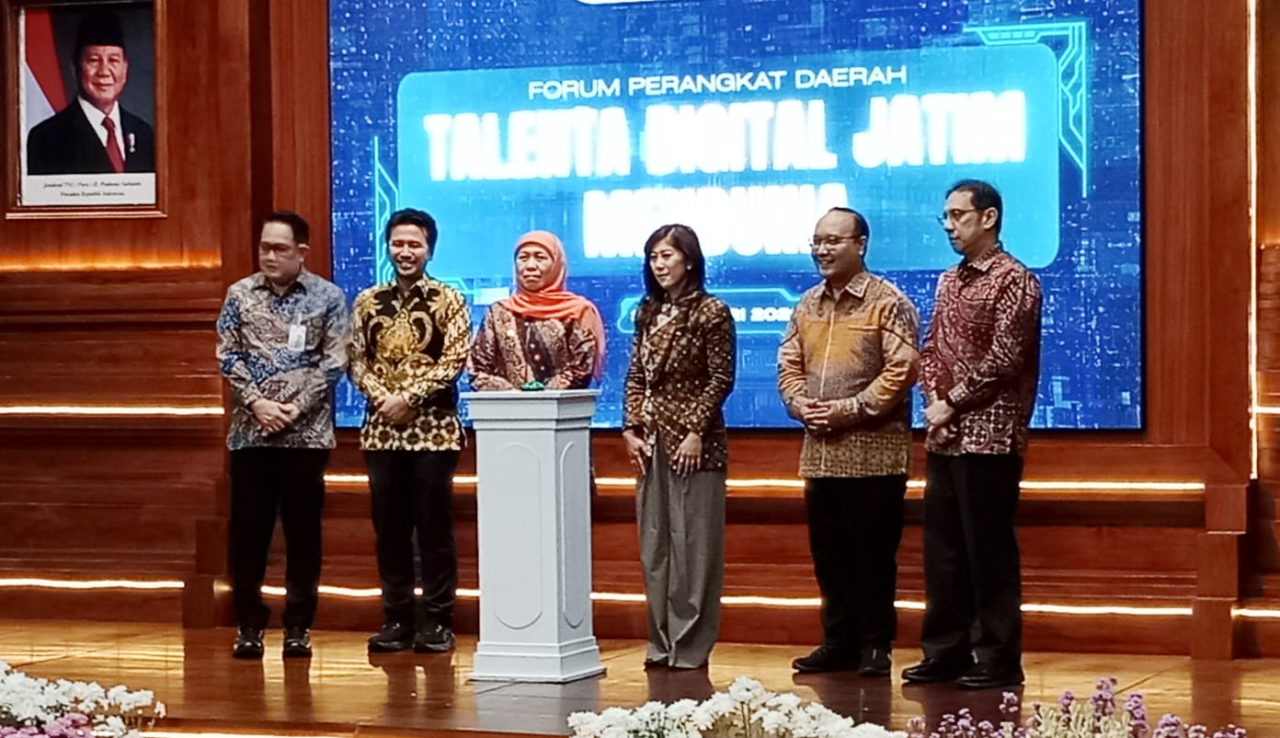 ubernur Jatim Khofifah Indar Parawansa (kedua dari kiri) dan Menteri Komunikasi dan Digital (Menkomdigi) Meutya Hafid (ketiga kiri) saat meluncurkan Talenta Digital Jatim Mendunia di Gedung Negara Grahadi Surabaya, Jumat (30/1/2026).