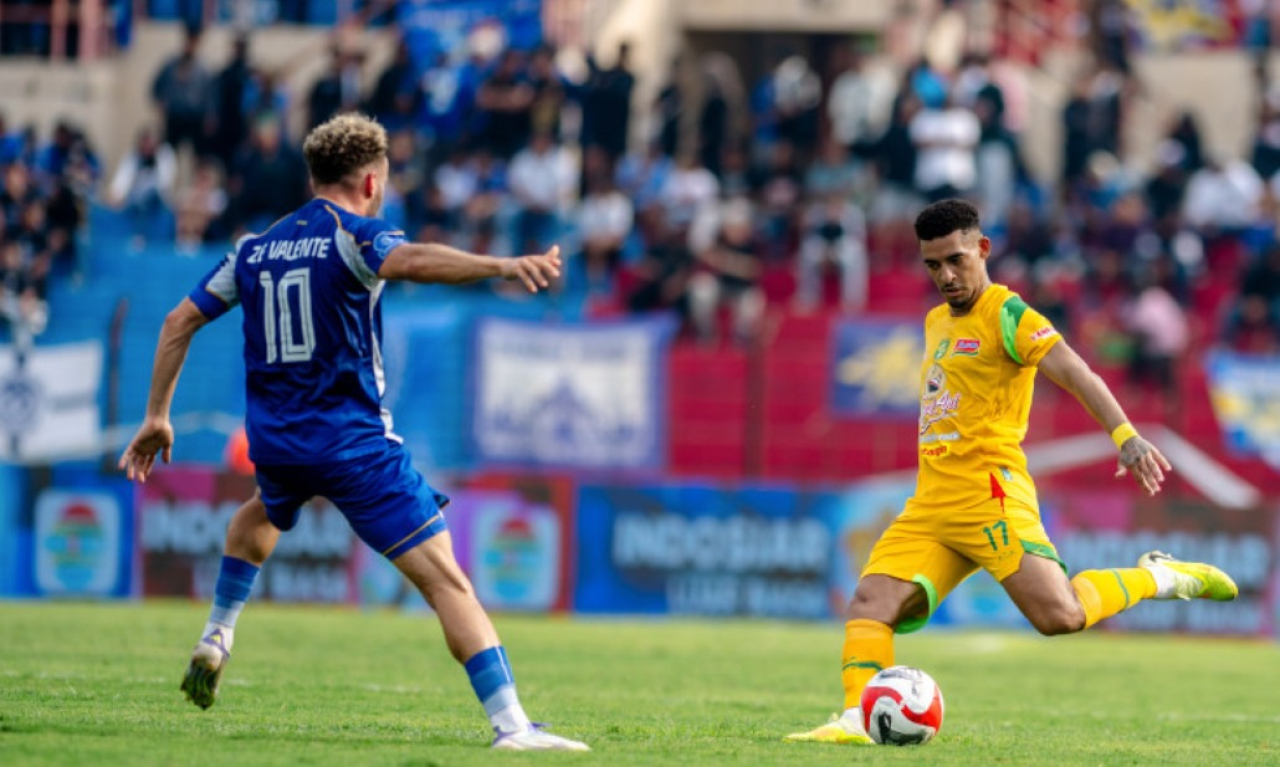 Jefferson Silva memberikan umpan lambung ke area lini serang Persebaya. (Persebaya)