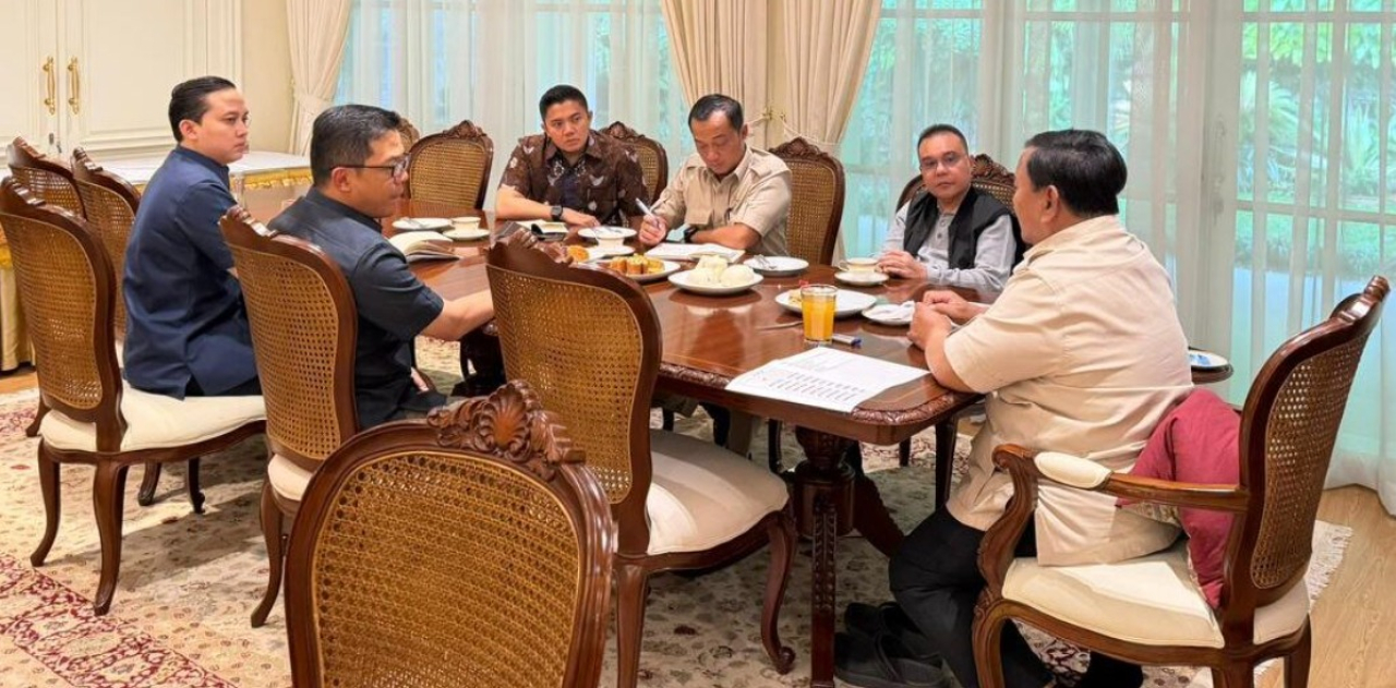 Presiden Prabowo Subianto menggelar pertemuan dengan sejumlah menteri dan pejabat negara pada Jumat, 2 Januari 2026, di kediaman dinas Presiden, Widya Chandra, Jakarta. Foto: BPMI Setpres/Istimewa