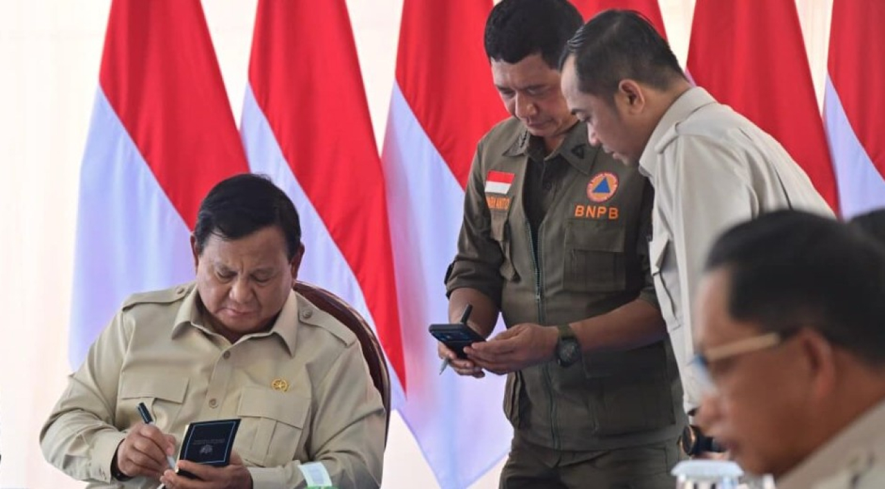 Presiden Prabowo Subianto memberikan arahannya pada rapat terbatas di lokasi pembangunan rumah hunian Danantara di Kabupaten Aceh Tamiang, Provinsi Aceh, pada Kamis, 1 Januari 2026. Foto: BPMI Setpres/Rusman