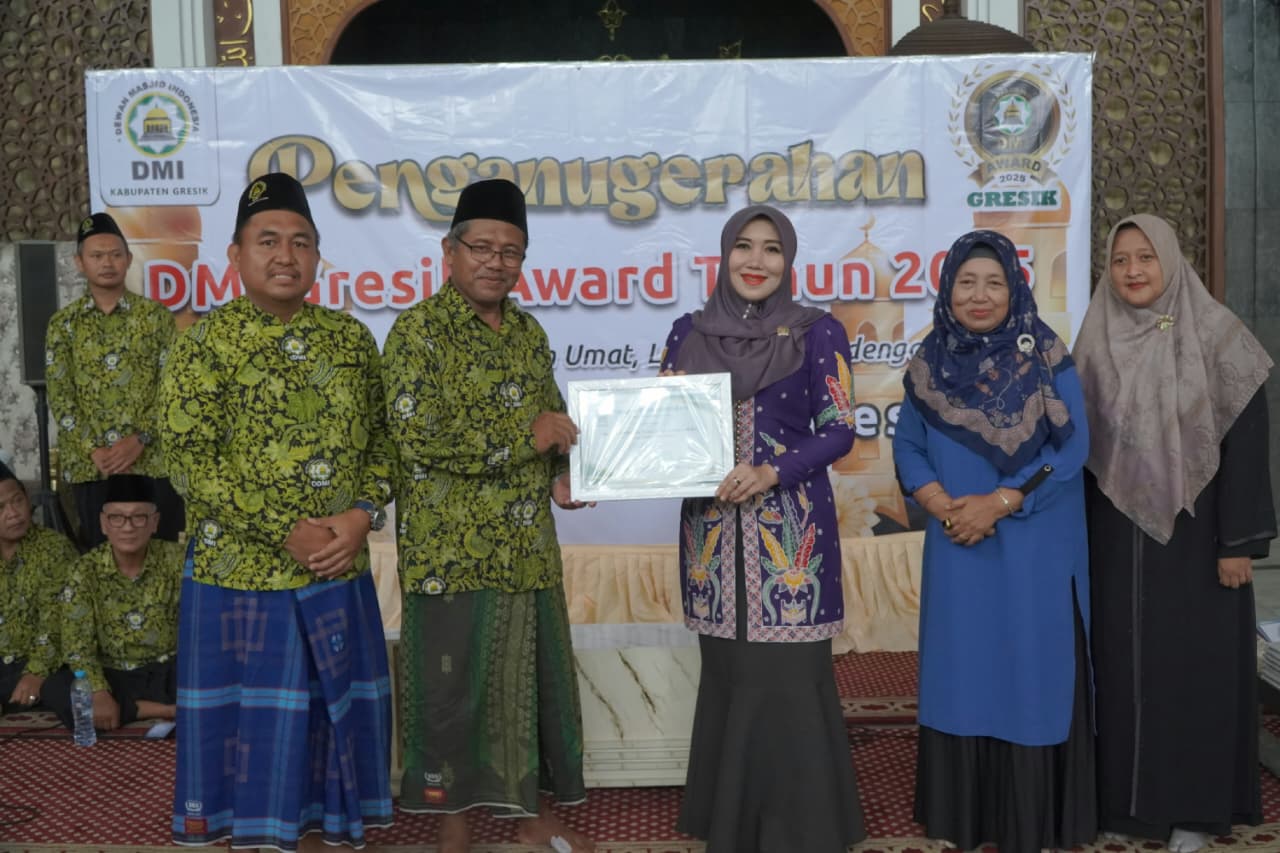 Anggota DPD RI asal Jawa Timur, Lia Istifhama menerima DMI Award 2026 dengan kategori Senator Peduli Masjid dalam agenda Dewan Masjid Indonesia (DMI) Gresik yang digelar di Masjid Agung Gresik, Senin (5/1/2026)