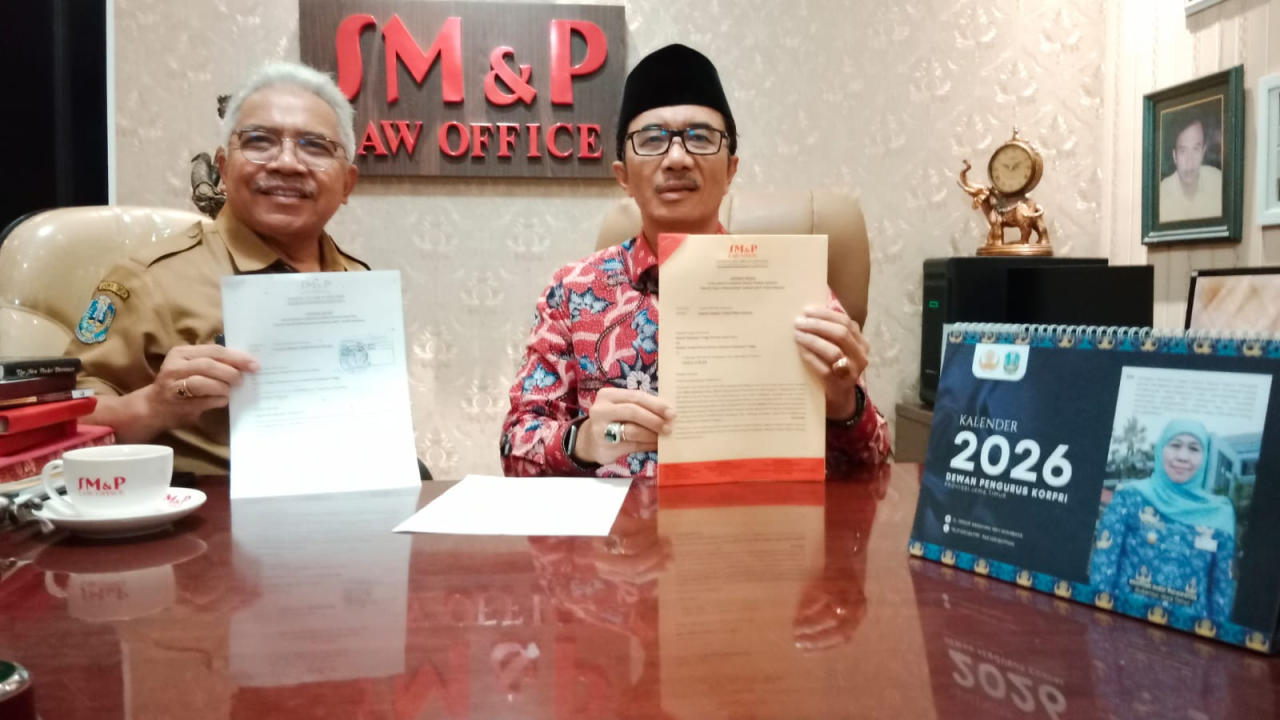Kuasa hukum Perkumpulan Abdi Negara Jawa Timur, Saiful Ma’arif dan pengurus Perkumpulan Abdi Negara Jawa Timur Himawan Estu Bagijo saat memberikan keterangan pers