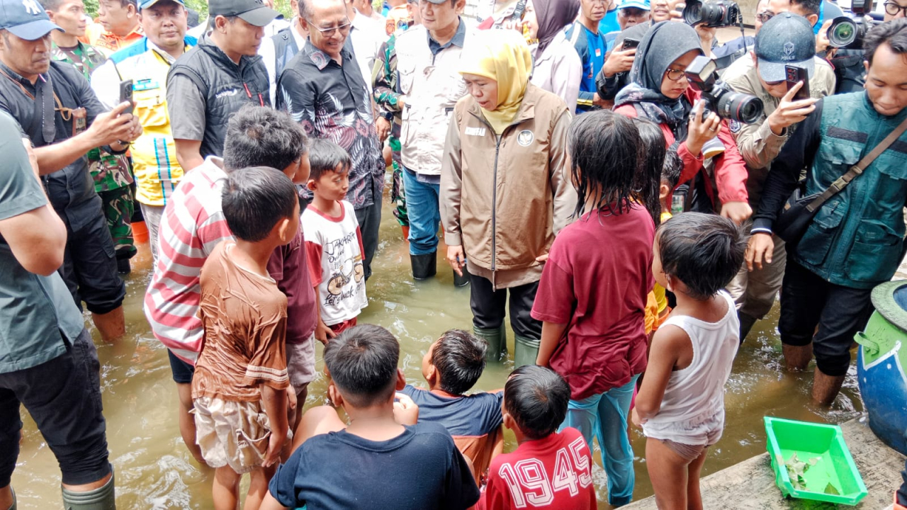 Gubernur Jawa Timur Khofifah Indar Parawansa turun langsung meninjau kondisi warga terdampak banjir, Sabtu (10/1/2026).