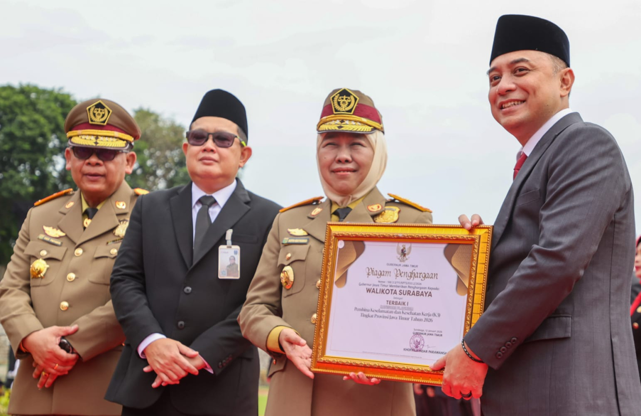 Perkuat Keselamatan Kerja, Wali Kota Eri Cahyadi Sabet Penghargaan Platinum
