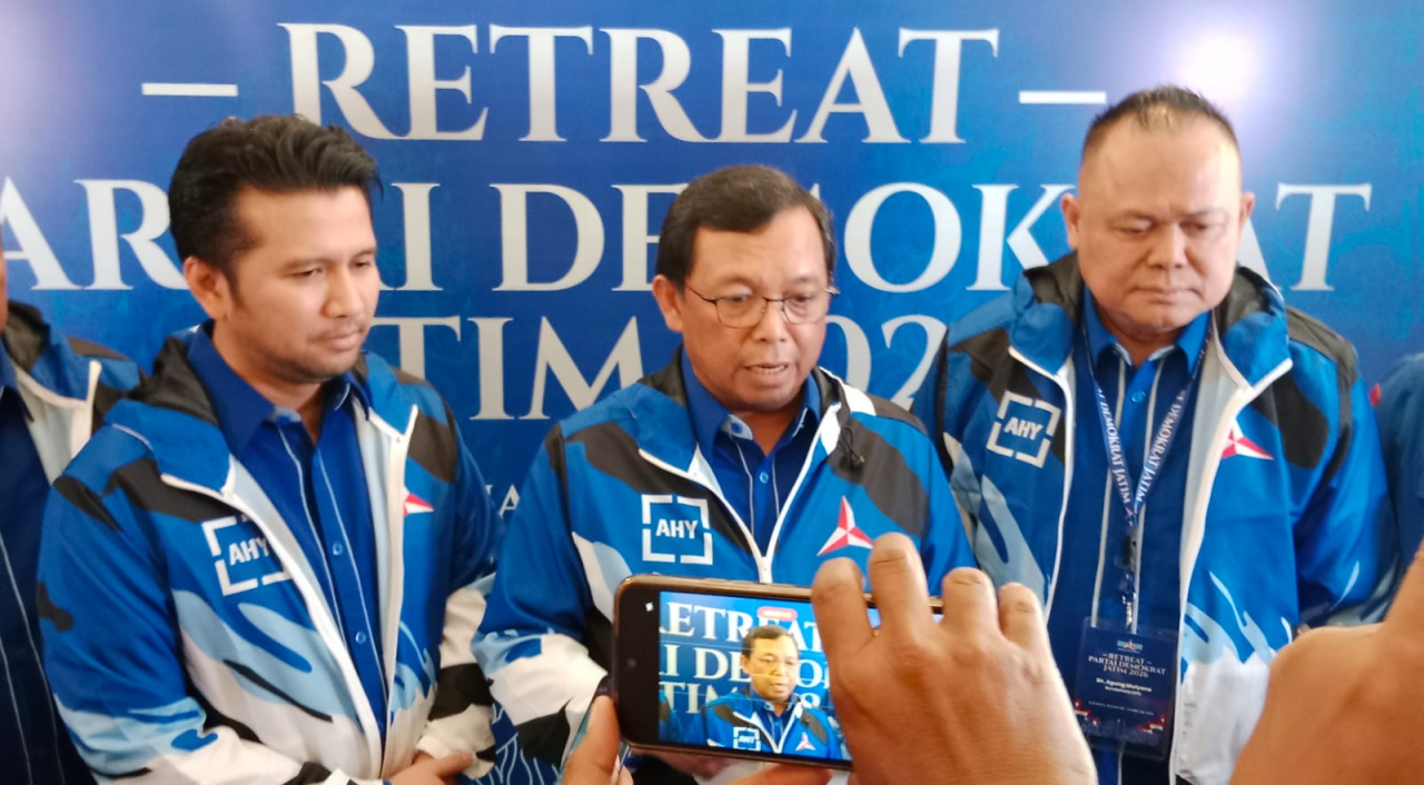Sekretaris Jenderal Dewan Pimpinan Pusat (DPP) Partai Demokrat, Herman Khaeron saat memberikan keterangan pers dalam Retreat Partai Demokrat Jawa Timur 2026 yang digelar di Shangri-La Hotel Surabaya, Sabtu (31/1)
