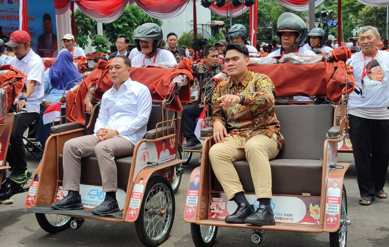 Anggota Komisi E Dewan Perwakilan Rakyat Daerah (DPRD) Jawa Timur Cahyo Harjo Prakoso (kanan) bersama Walikota Surabaya Eri Cahyadi saat mencoba becak listrik bantuan presiden di Surabaya, Jawa Timur, Kamis (22/1/2026)