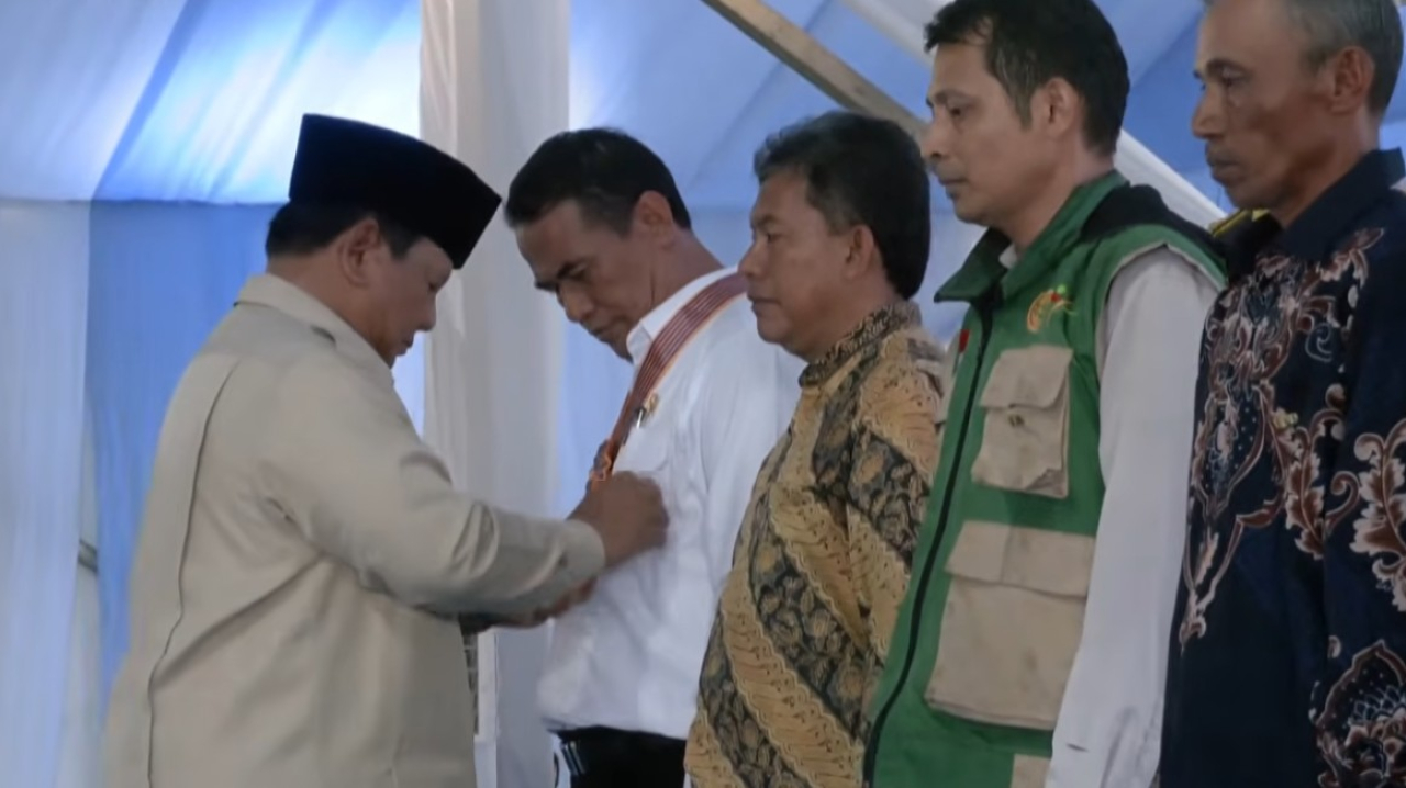 Presiden RI Prabowo Subianto menyematkan Bintang Jasa Utama kepada Menteri Pertanian Andi Amran Sulaiman atas kepemimpinan dan perannya dalam mendorong peningkatan produksi serta reformasi sektor pertanian nasional di Karawang, Jawa Barat, Rabu (7/1/2026)