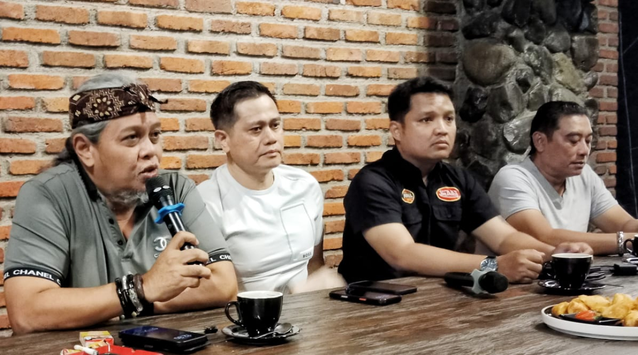 Ketua MAKI Korwil Jatim, Heru Satriyo, David Andreasmito, Purnama, pimpinan Pasukan Hitam Jagabaya dalam konferensi pers di Heedon Cafe, Surabaya, Selasa (6/1/2026)