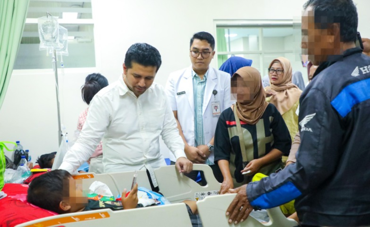 Wakil Gubernur Jawa Timur Emil Elestianto Dardak saat menjenguk para korban keracunan MBG yang masih menjalani perawatan intensif di RSUD Prof. dr. Soekandar Mojosari