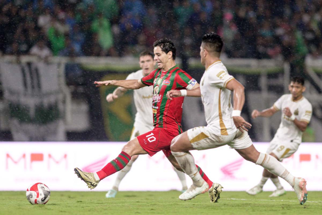 Bruno Moreira saat berlaga melawan Bhayangkara Presisi Lampung FC. (Persebaya)