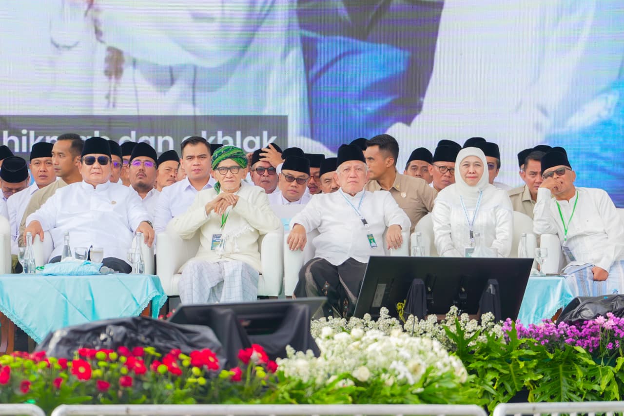 Khofifah Pimpin Aksi Bersih Pantai Tambak Wedi, Dorong Gerakan Sampah Masif Hingga RT/RW