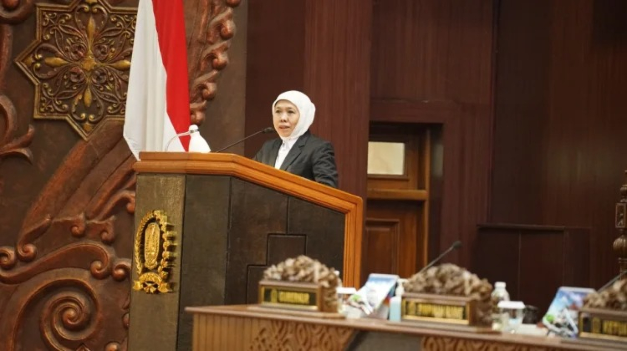 Gubernur Khofifah saat rapat paripurna