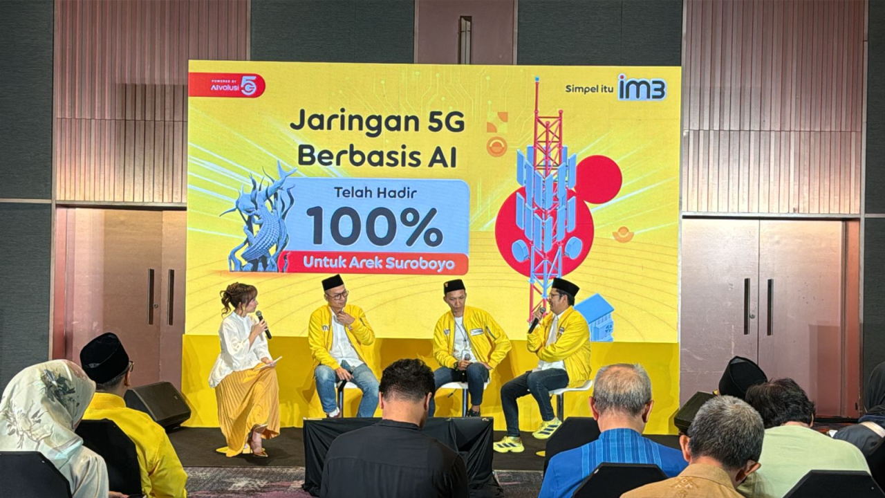 Adiyanto Adhi Kusumo - SVP Head of Marketing Java Indosat bersama Sigit Herprabowo - SVP Head of Region East Java Indosat dan ⁠Yose Navirianto - SVP Head of Technology Java Indosat dalam konferensi pers media update di Surabaya, Senin (23/2).