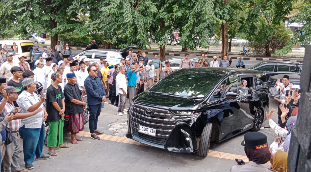 Puluhan santri berdiri berjejer menyambut kedatangan Gubernur Jawa Timur Khofifah Indar Parawansa di Pengadilan Tindak Pidana Korupsi (Tipikor) Surabaya di Sidoarjo, Kamis (12/2/2026).