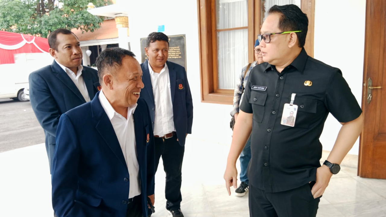 Ketua Pengprov MI Jawa Timur, Baso Juherman saat bertemu dengan Sekdaprov Jatim Adhi Karyono di Gedung Negara Grahadi, Surabaya, Selasa (10/2)