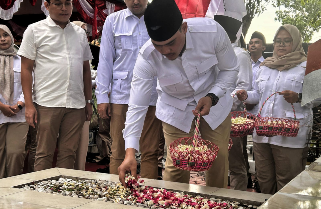 Dewan Pimpinan Cabang (DPC) Partai Gerindra Surabaya berziarah ke makam Pahlawan Nasional Sutomo