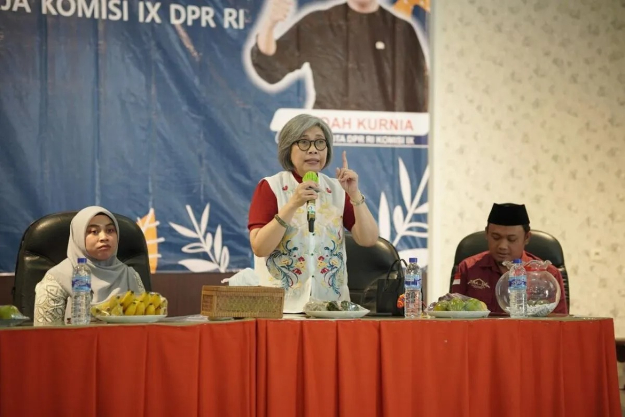 Anggota Komisi IX DPR RI Indah Kurniawati saat melakukan sosialisasi program Makan Bergizi Gratis (MBG) di Surabaya, Jawa Timur