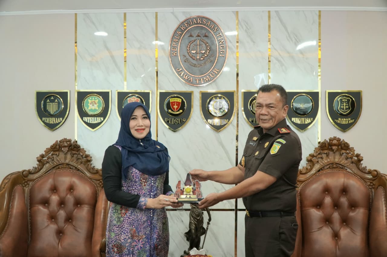 Kepala Kejaksaan Tinggi Jawa Timur, Agus Sahat S.T. Lumban Gaol dan Anggota DPD RI asal Jawa Timur, Lia Istifhama dalam pertemuan kelembagaan yang digelar di Surabaya
