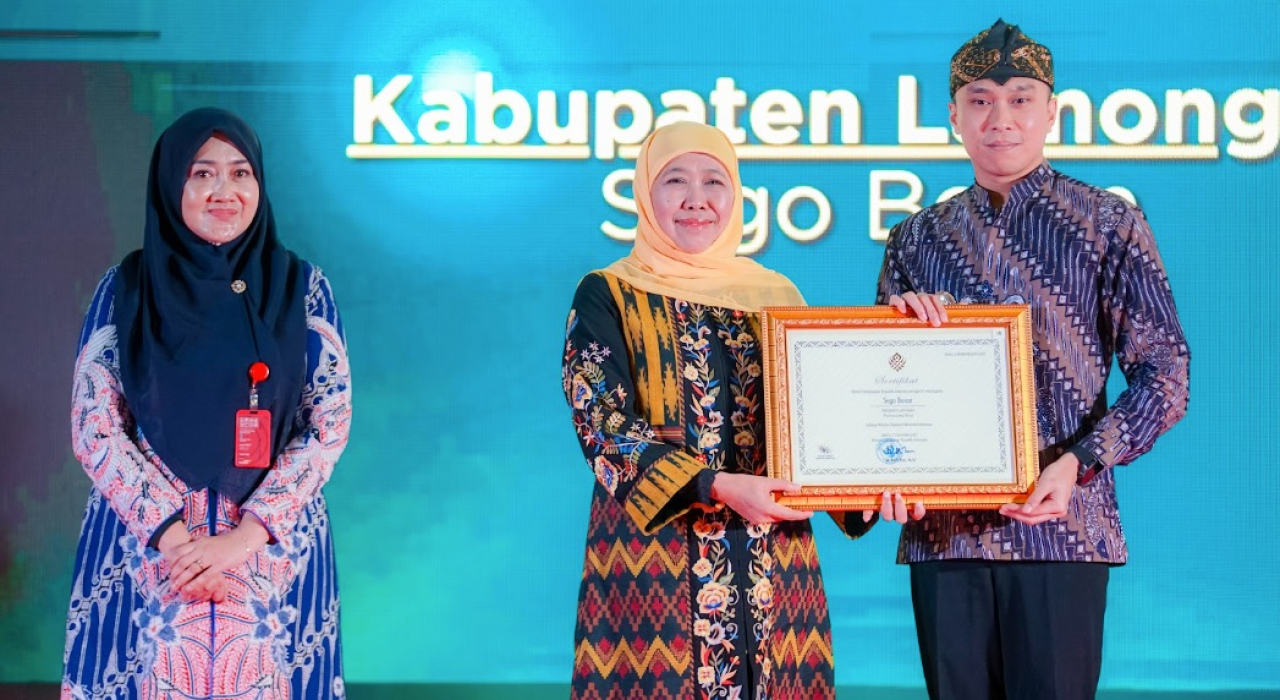 Wakil Bupati Lamongan Dirham Akbar Aksara saat menerima sertifikat Sego Boran sebagai  Warisan Budaya Takbenda oleh Gubernur Jatim Khofifah