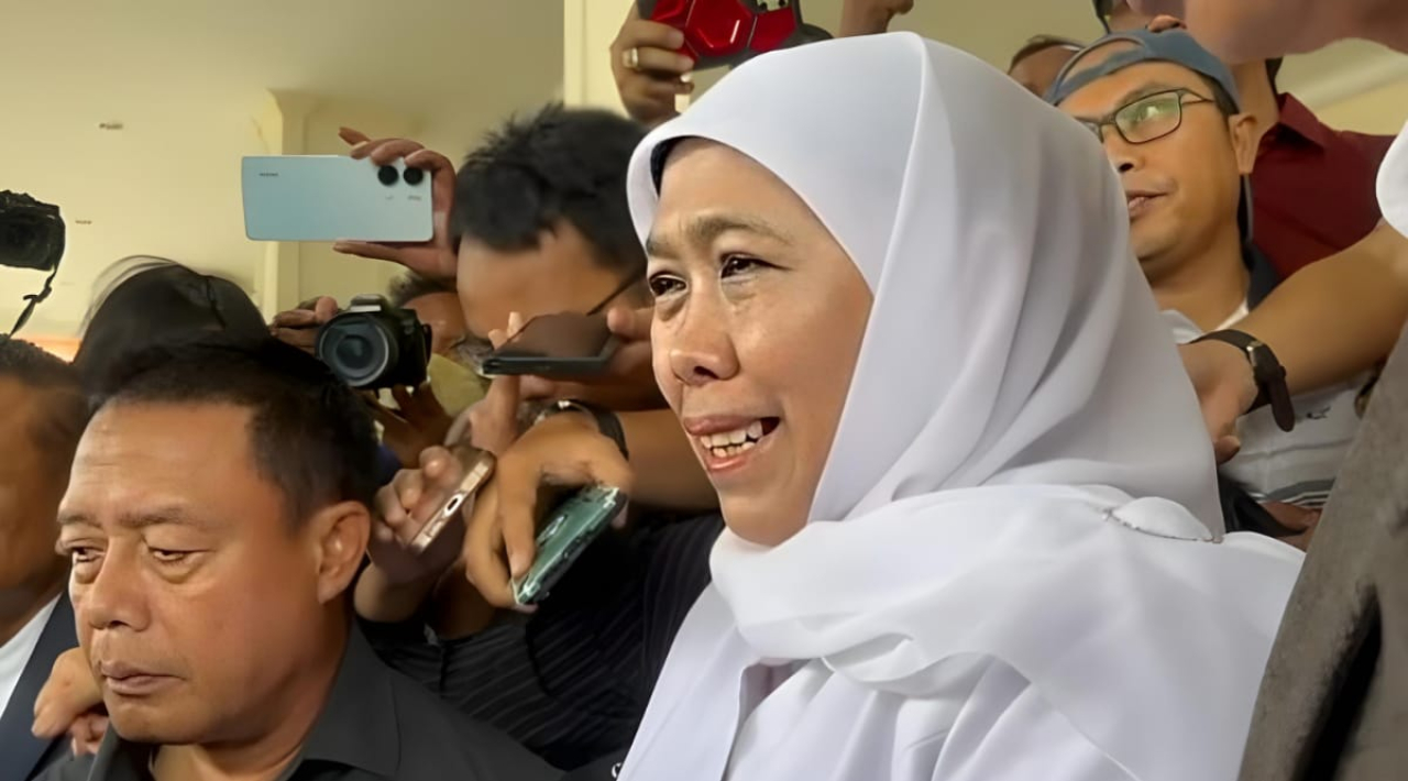 Gubernur Jawa Timur Khofifah Indar Parawansa memberikan keterangan pers usai memenuhi panggilan sebagai saksi dalam sebuah persidangan di Pengadilan Tipikor Surabaya di Sidoarjo, Kanis (12/2)
