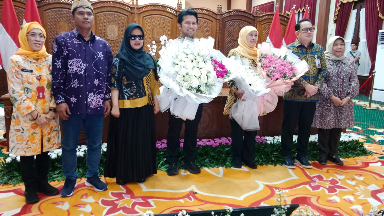 kepemimpinan Gubernur Jatim Khofifah Indar Parawansa - Wakil Gubernur Emil Dardak, Pemerintah Provinsi Jawa Timur menggelar tasyakuran sederhana namun sarat makna di Gedung Negara Gedung Negara Grahadi, Kamis (20/2).