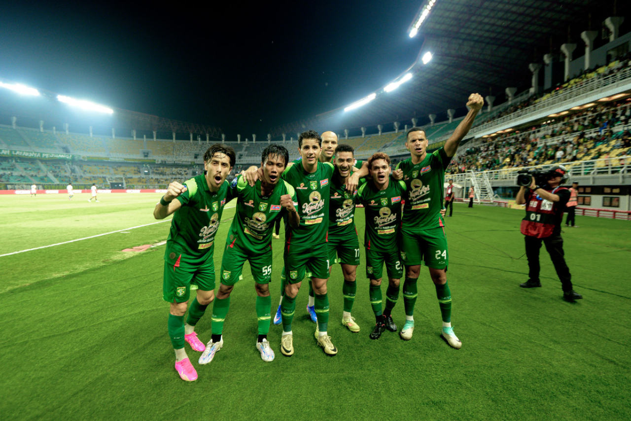 Para pemain Persebaya ikut selebrasi gol kemenagan yang dicetak Gali Freitas di laga melawan PSM. (Persebaya)