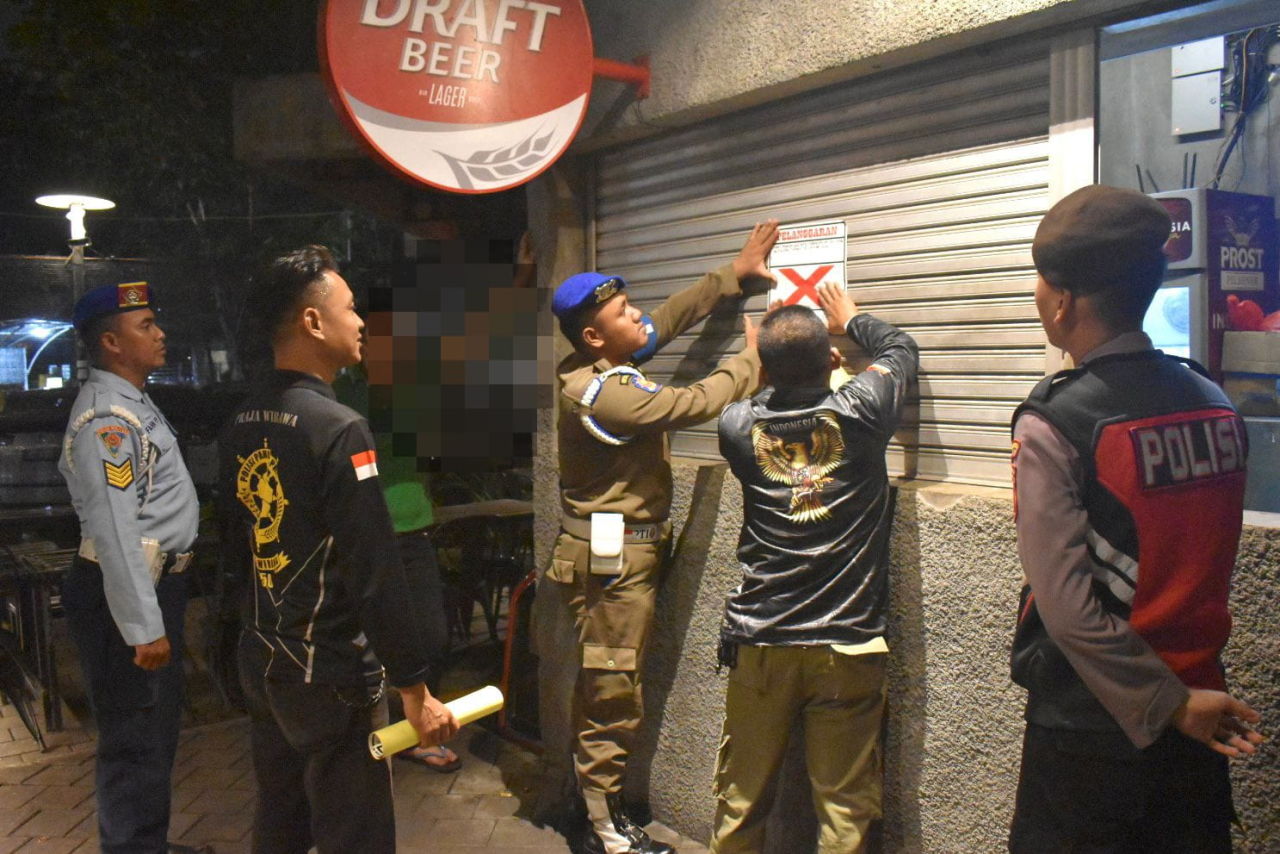 Satpol PP Surabaya Sita 32 Botol Miras, Dua Restoran Langgar SE Ramadan