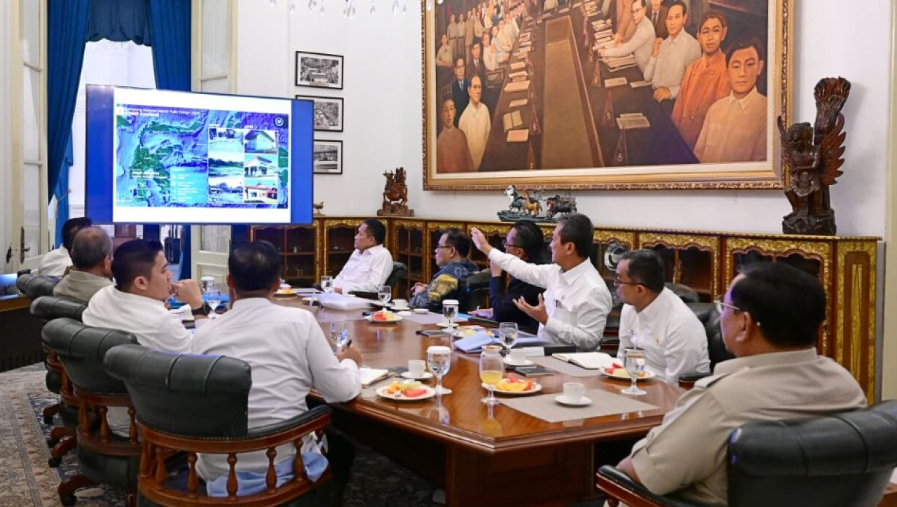Presiden Prabowo Subianto memimpin rapat terbatas dengan sejumlah menteri Kabinet Merah Putih di Istana Merdeka, Jakarta, pada Kamis, 12 Februari 2026. Foto: BPMI Setpres/Muchlis Jr