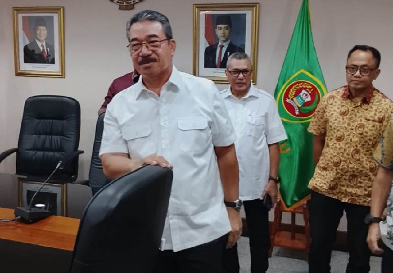 Gubernur Maluku Hendrik Lewerissa secara tegas membantah tudingan menerima gratifikasi terkait penerbitan Izin Pertambangan Rakyat (IPR).