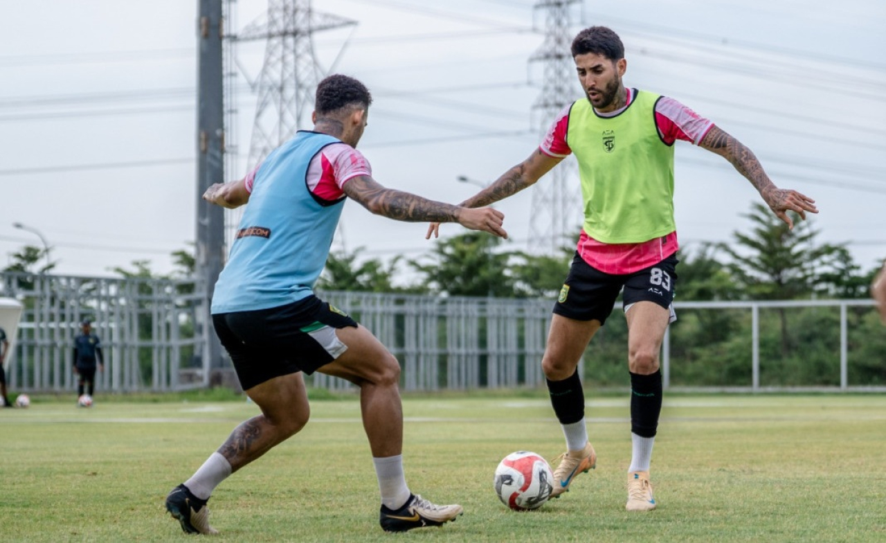 Bruno Paraiba berduel dengan Jefferson Silva dalam sesi latihan game. (Persebaya)