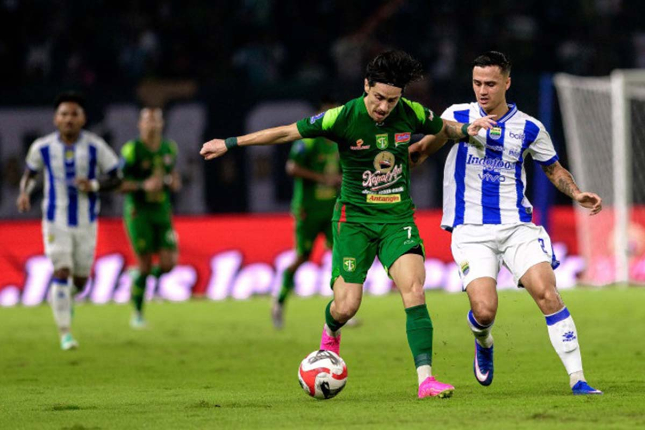 Francisco Rivera mendapat penjagaan dari pemain Persib Bandung. (Persebaya)