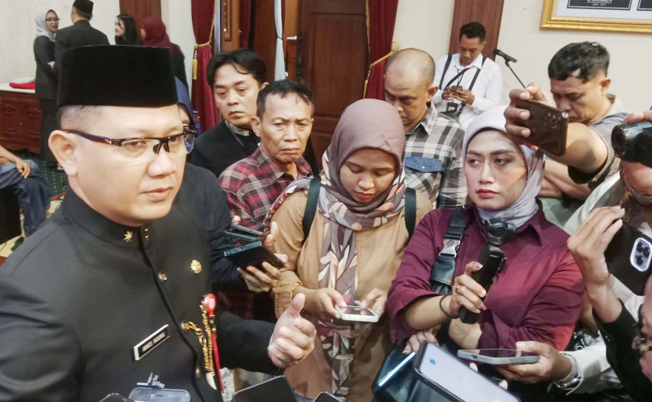 Kepala Dinas Pendidikan Jawa Timur, Aries Agung Paewai saat memeberikan keterangan pers