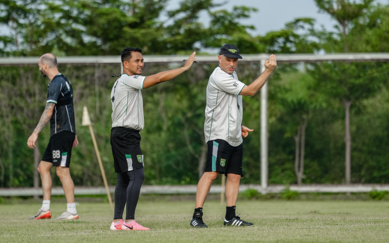 Coach Bernardo Tavares memimpin sesi latihan tim. (Persebaya)