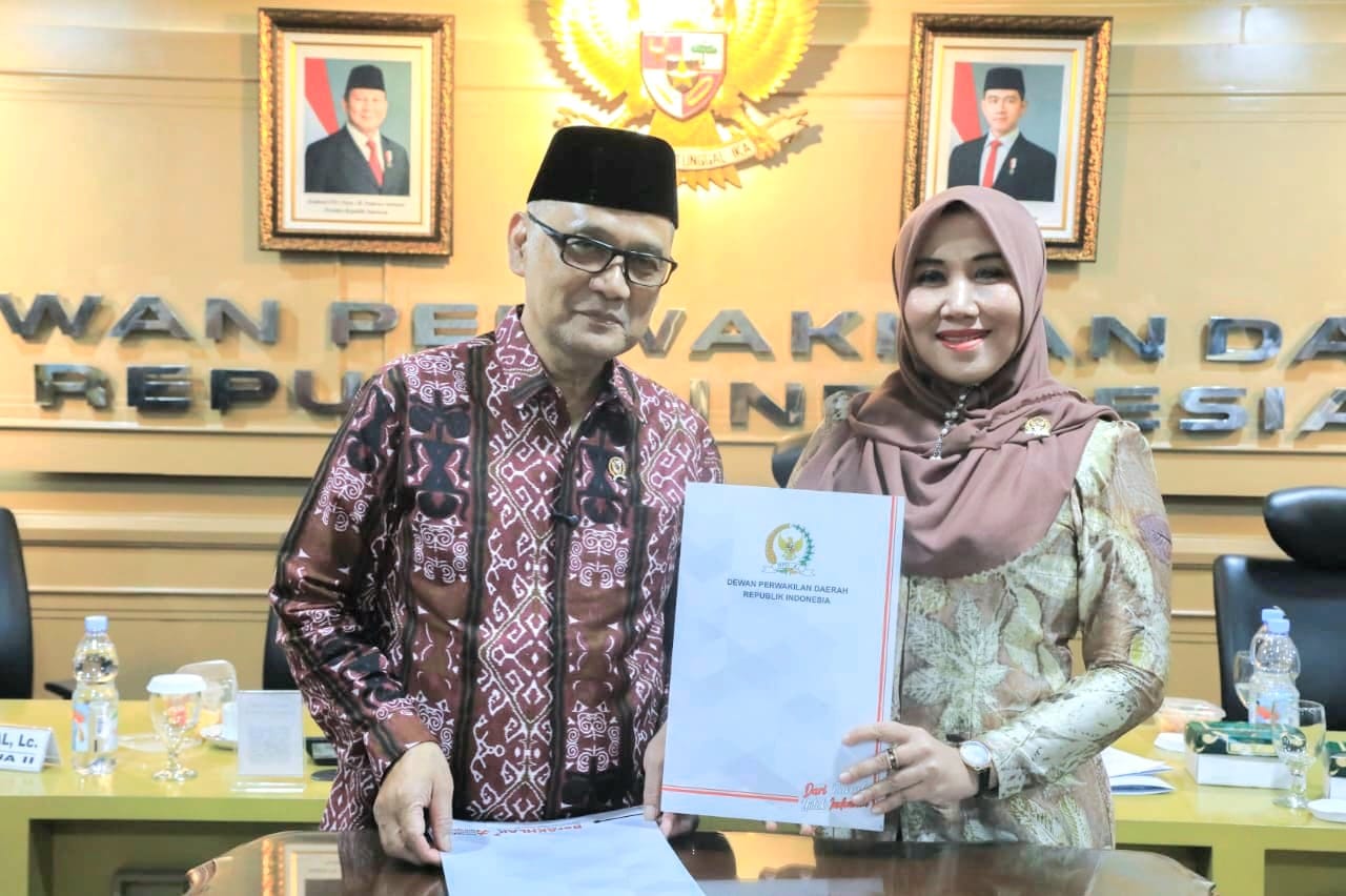 Menteri Haji dan Umrah, Mochamad Irfan Yusuf saat bersama Anggota DPD RI, Lia Istifhama