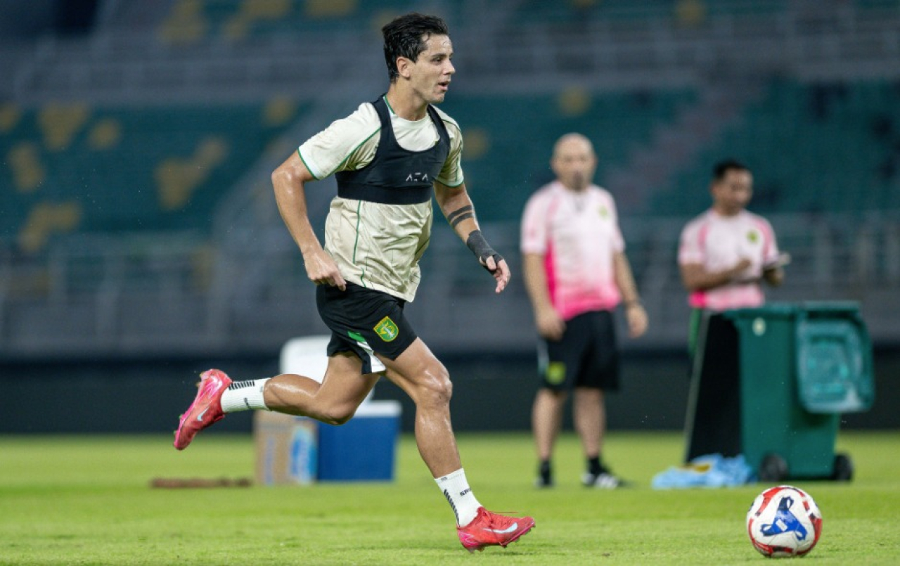 Bruno Moreira dalam sesi latihan tim jelang menghadapi Persib Bandung. (Persebaya)
