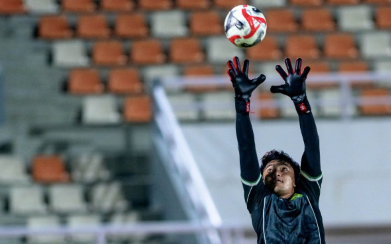 Penjaga gawang Persebaya, Ernando Ari Sutaryad