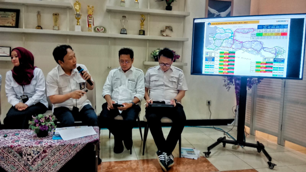 Kepala BBPJN Jatim–Bali Javid Hurriyanto saat memaparkan kesiapan jalur mudik Lebaran 2026 di wilayah Jawa Timur dan Bali.