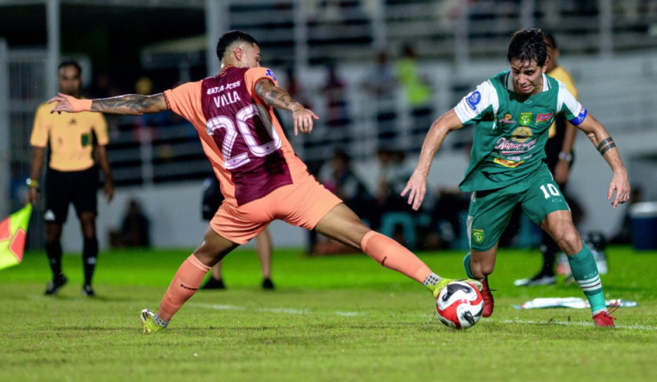 Bruno Moreira ketika berduel dengan pemain Borneo FC. (Persebaya)