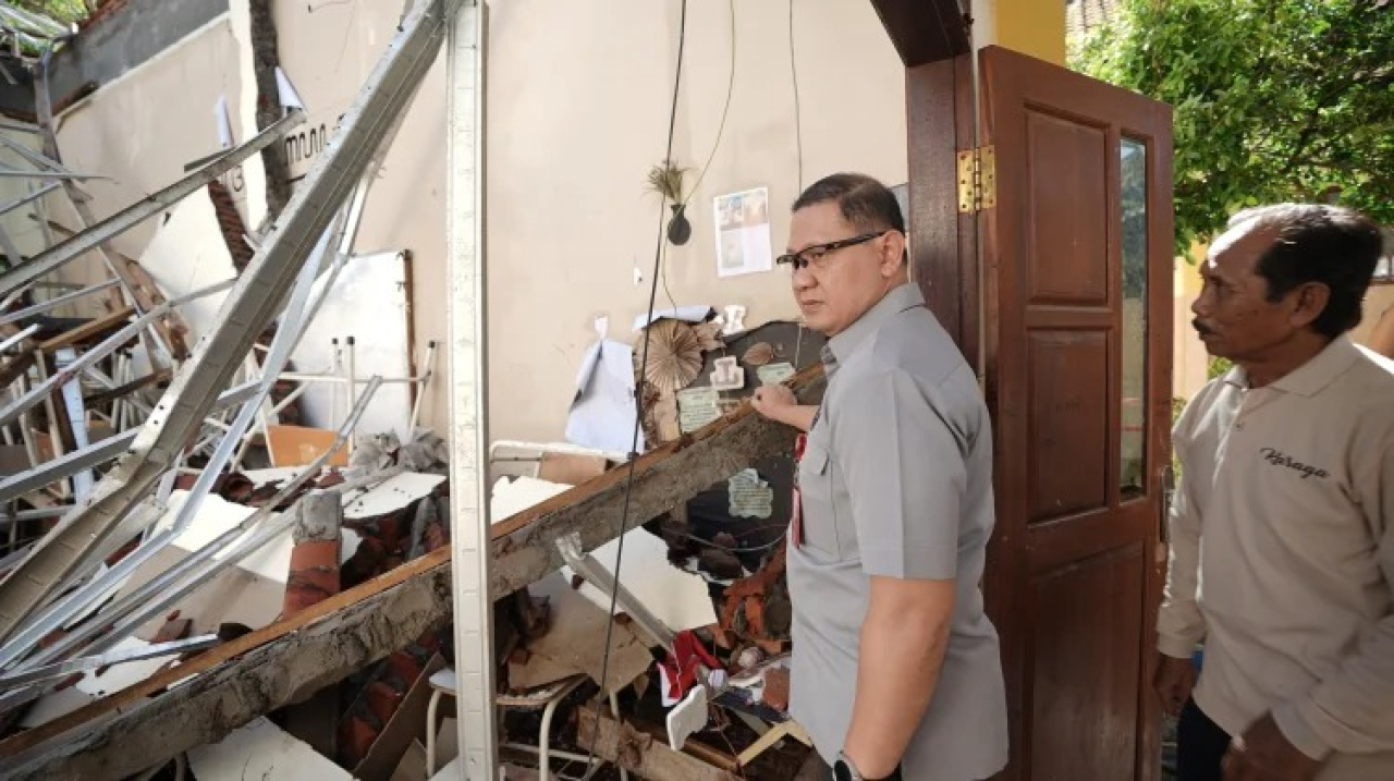 Kepala Dinas Pendidikan Jatim Aries Agung Paewai saat meninjau gedung yang ambruk