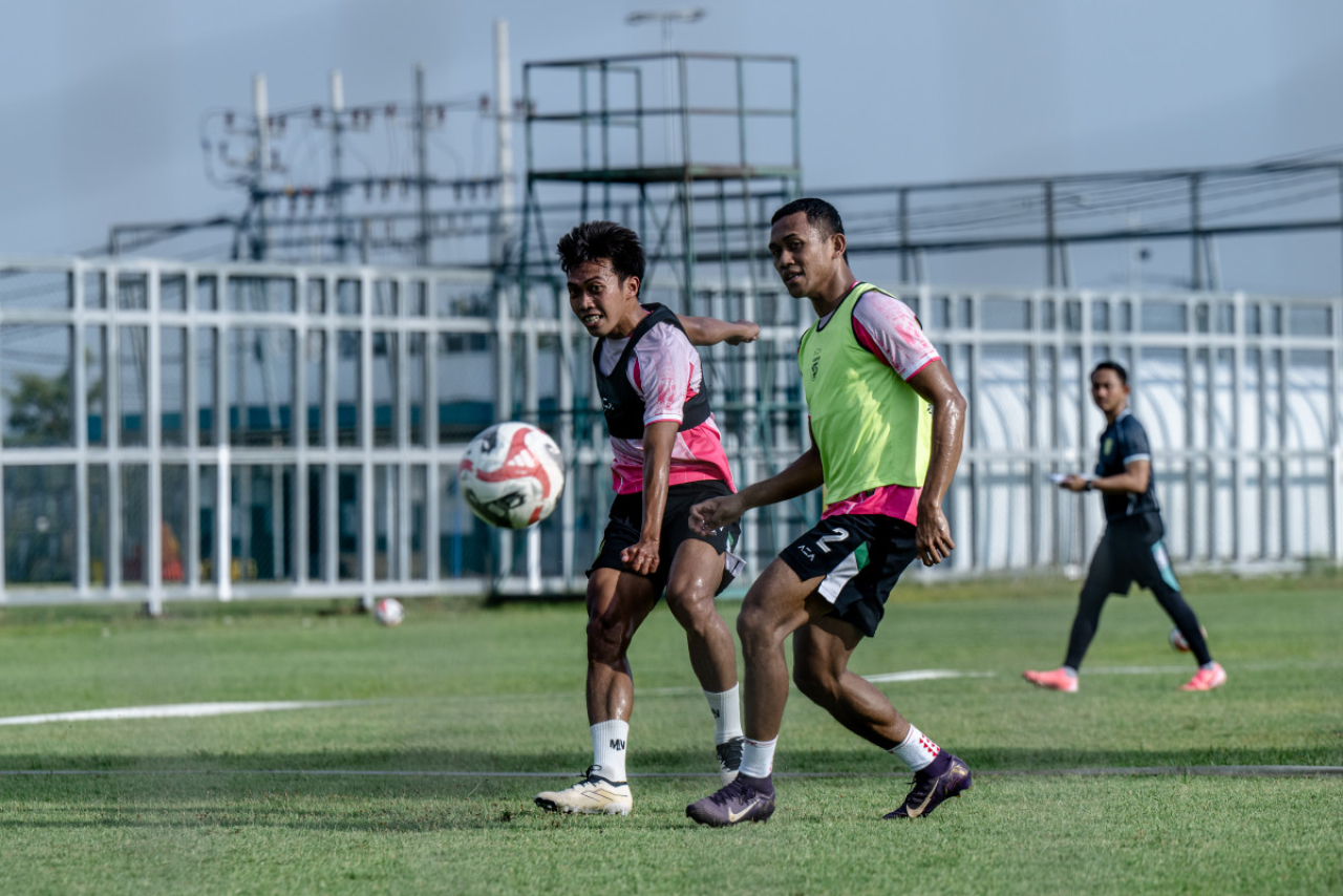 Riyan Ardiansyah (kiri) ketika berduel dengan Catur Pamungkas dalam sesi latihan. (Persebaya)